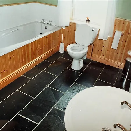 Private House In Scenic Location Sleeping 8 People بيت للعطل